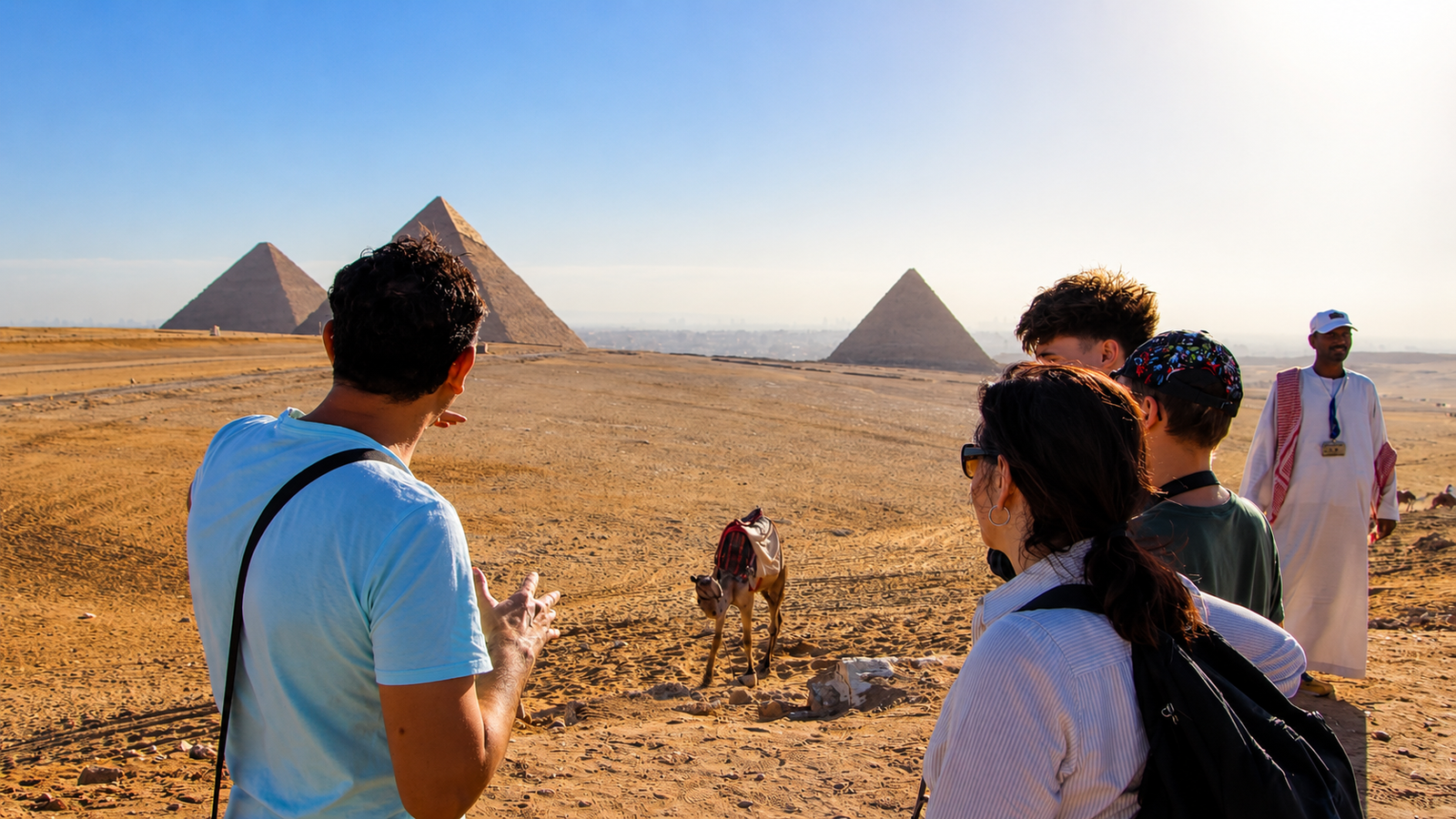 Amr Elgendy erklärt deutschsprachigen Gästen die Pyramiden von Gizeh in Ägypten