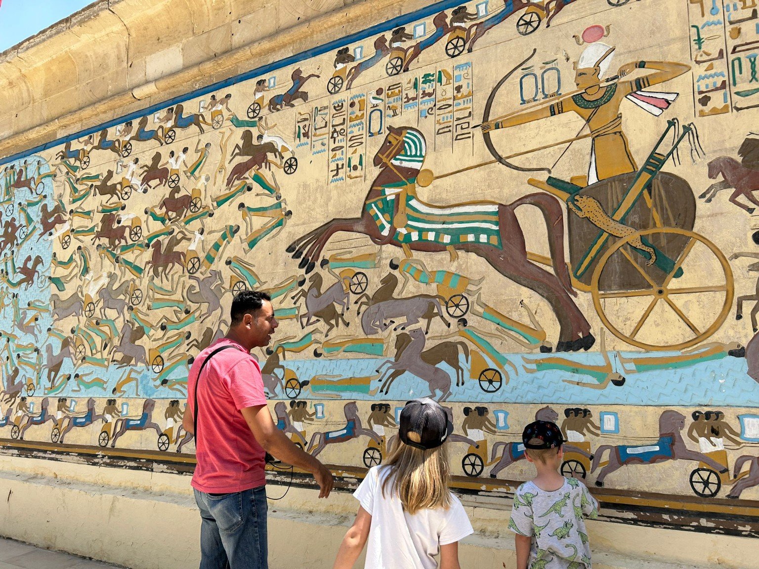 Kinder entdecken altägyptische Wandbilder im Rahmen eines Ägypten-Projekts