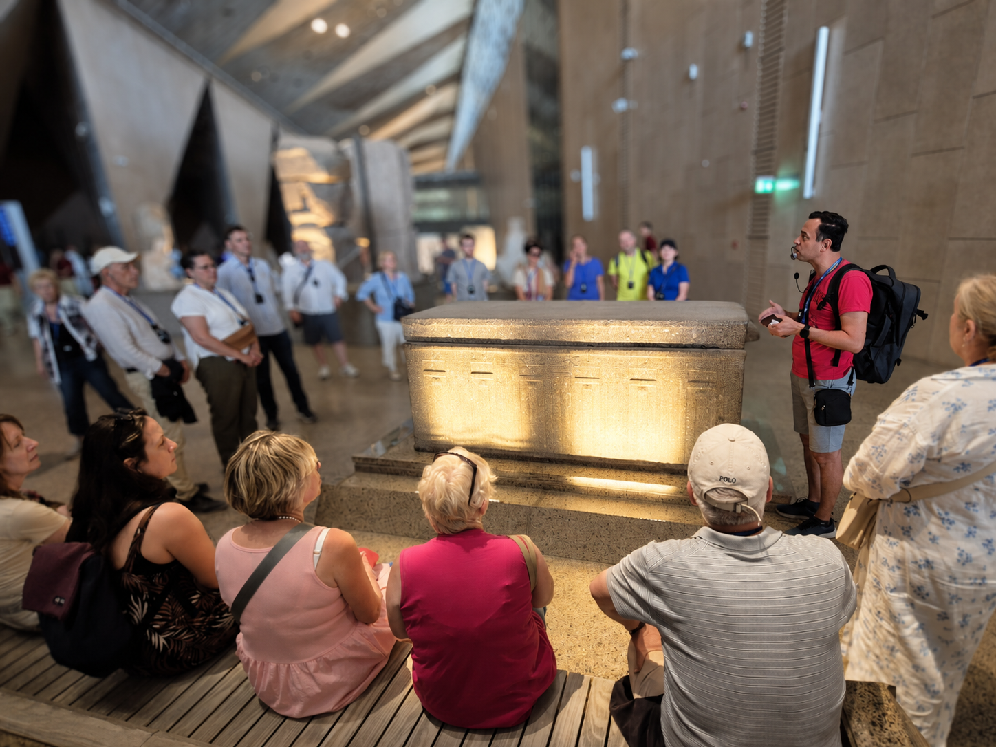 Amr Elgendy erklärt einer deutschsprachigen Gruppe ein Ausstellungsstück im Grand Egyptian Museum in Kairo